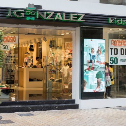 Cómo elegir una pantalla LED para escaparates con luz natural